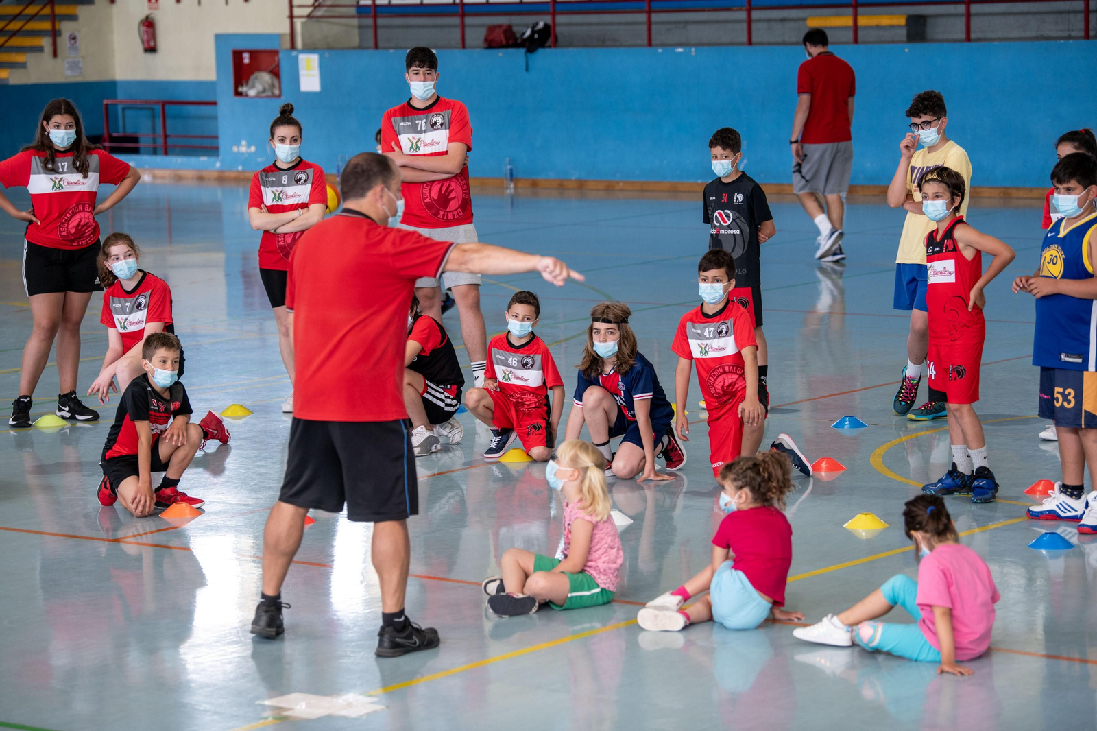 Los más pequeños disfrutan del Campus de Baloncesto en el Pabellón Municipal de Xinzo de Limia (Óscar Pinal).