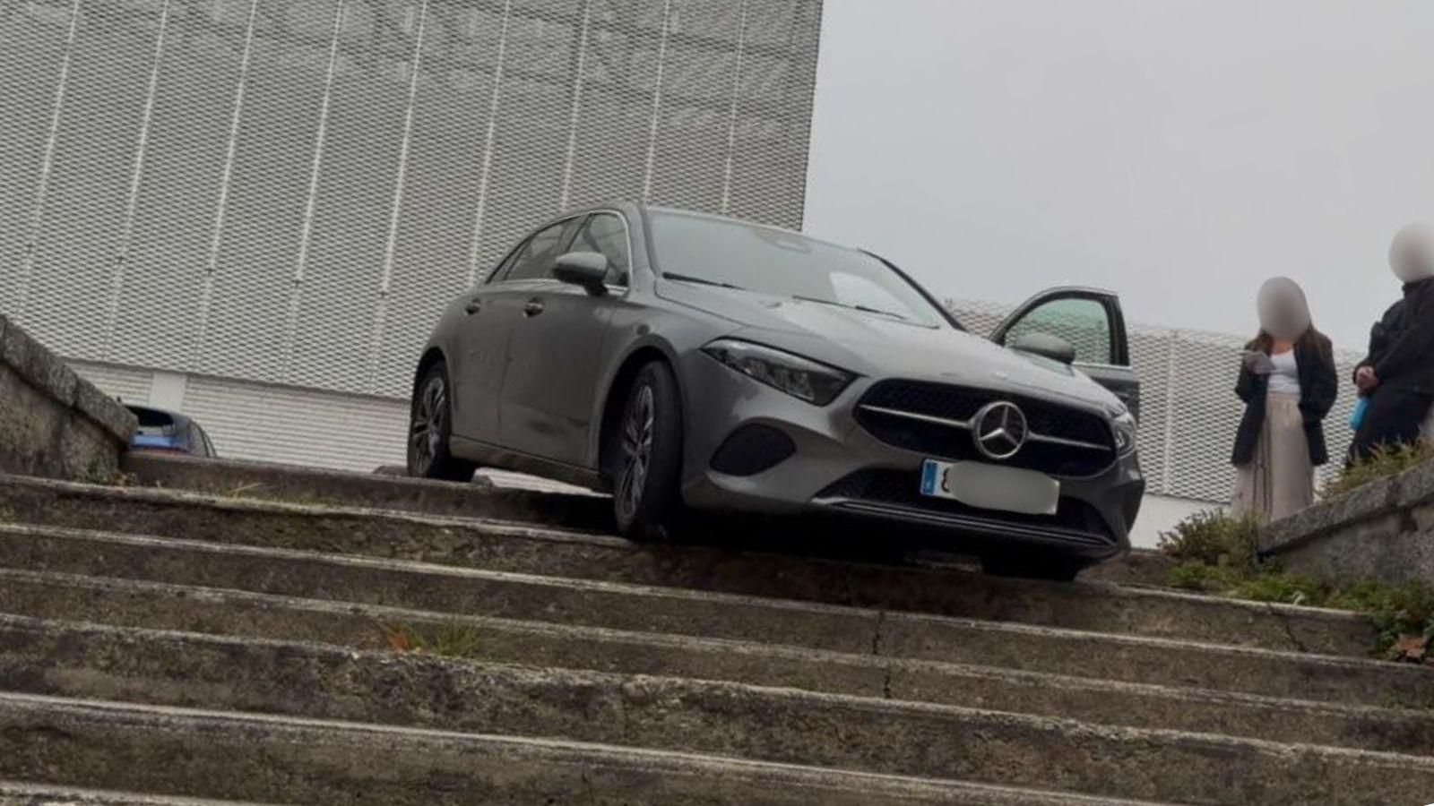 Imagen del coche en las escaleras