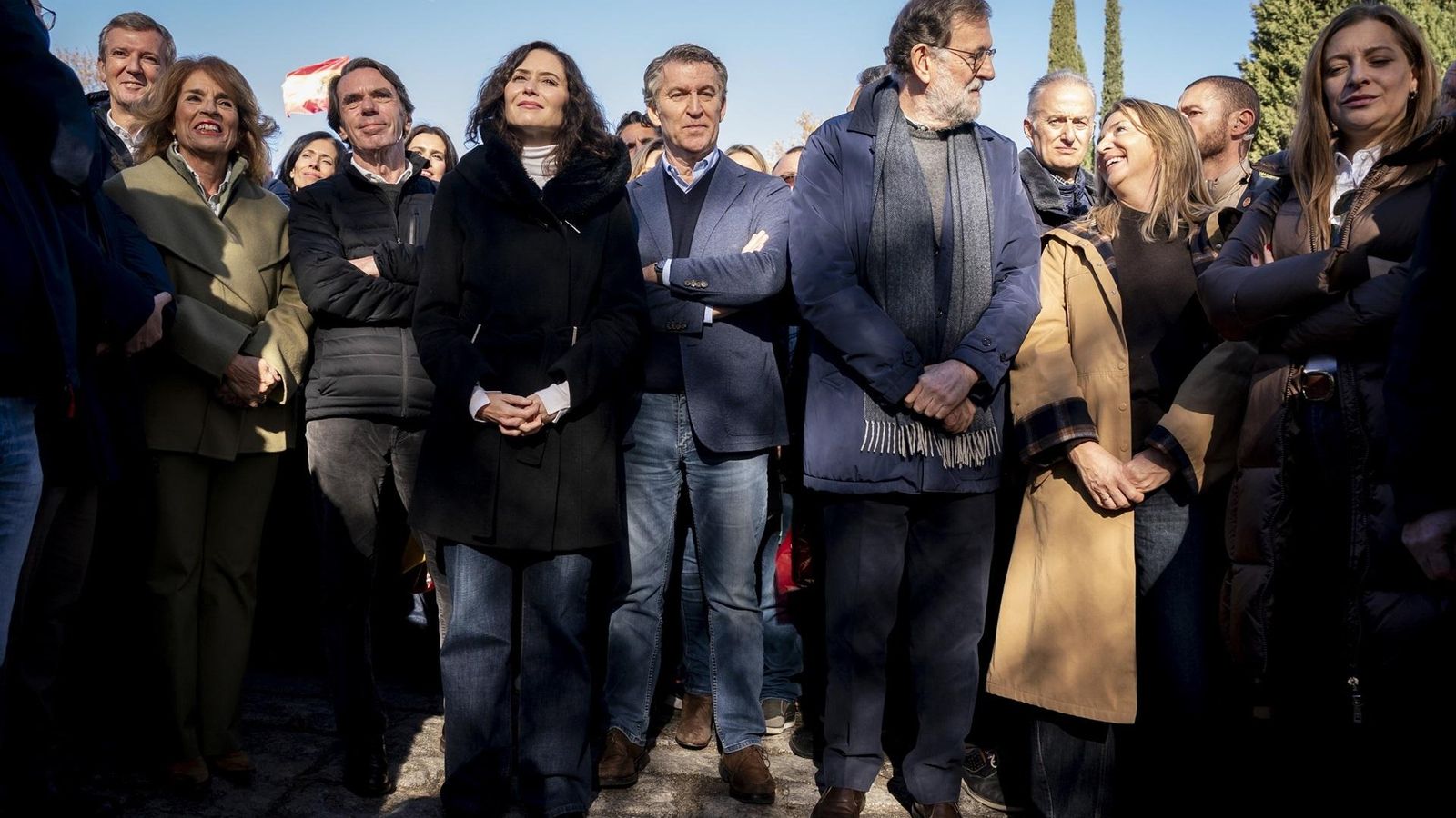 a exalcaldesa de Madrid, Ana Botella, el expresidente del Gobierno, José María Aznar, la presidenta de la Comunidad de Madrid, Isabel Díaz Ayuso, el presidente del Partido Popular, Alberto Núñez Feijóo, el expresidente del Gobierno Mariano Rajoy durante la concentración contra la corrupción del Gobierno convocada por el PP, en el Templo de Debod, a 30 de noviembre de 2025, en Madrid
