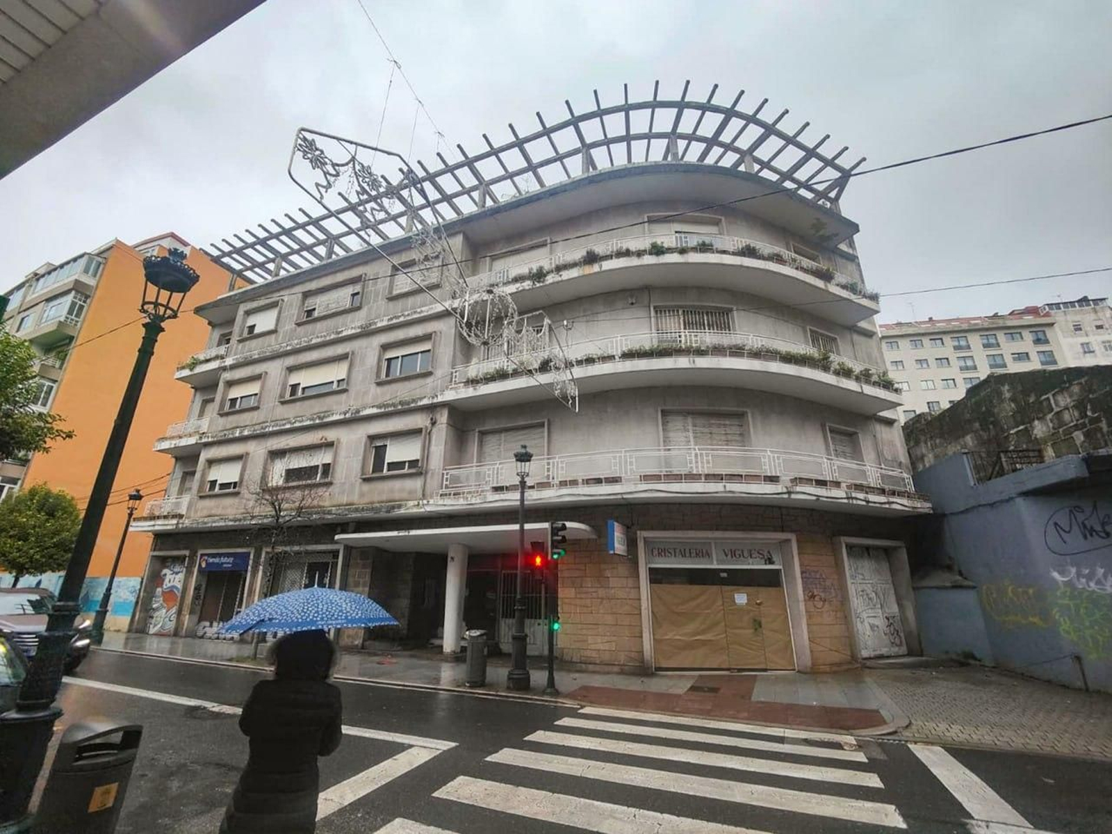 El edificio, con la cristalería cerrada “por reforma y venta” .