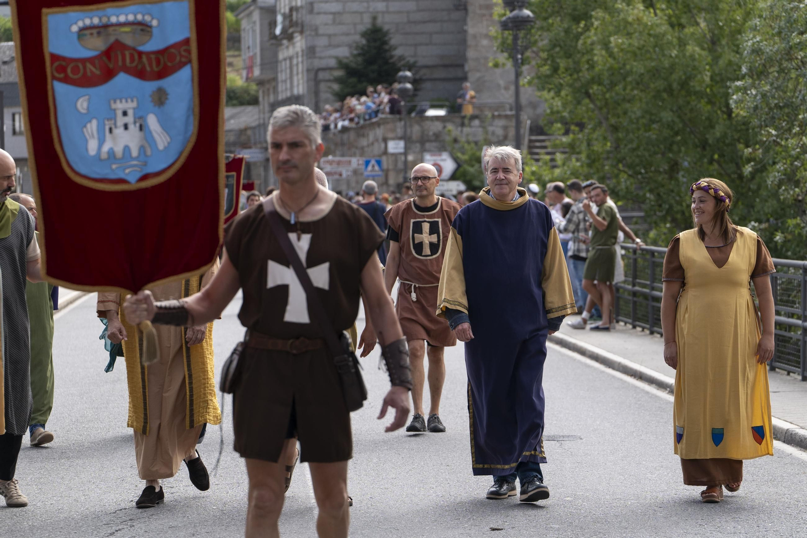 Galería | Reyes, clero, doncellas y caballeros desfilan por las calles de Ribadavia en la Festa da Istoria