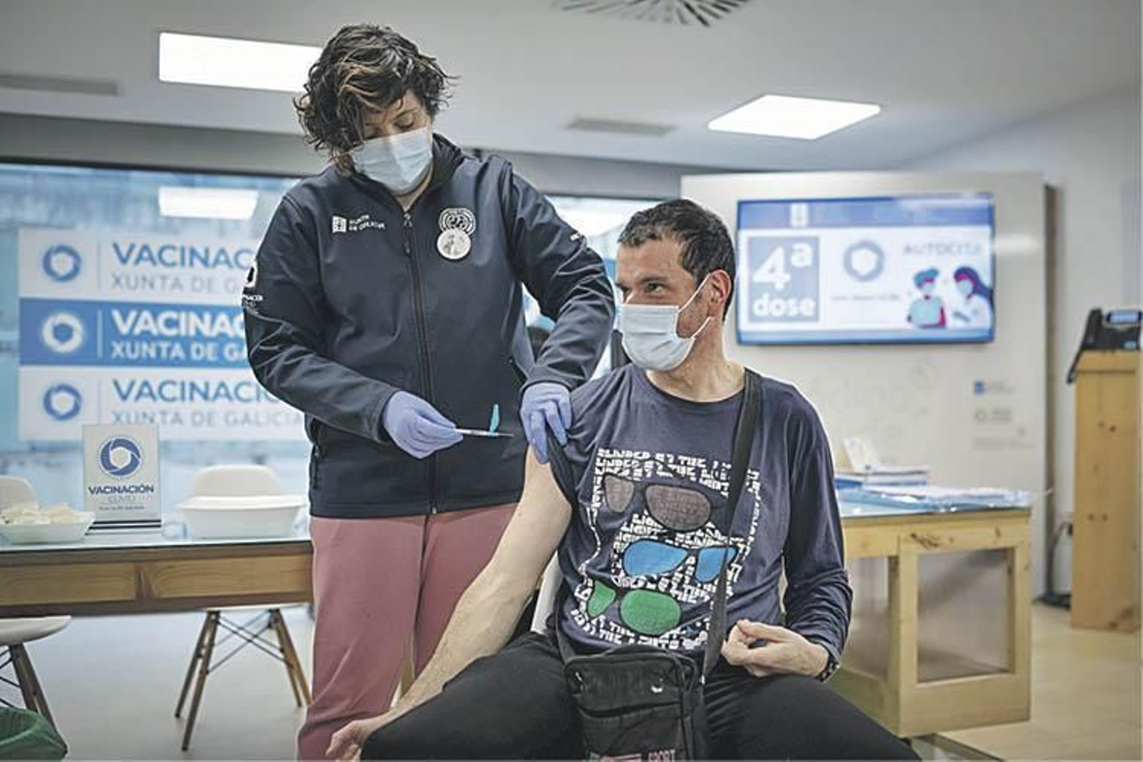 Eva Padrón administra la dosis a Luis Francisco Oliveira, en el CHUO. ÓSCAR PINAL