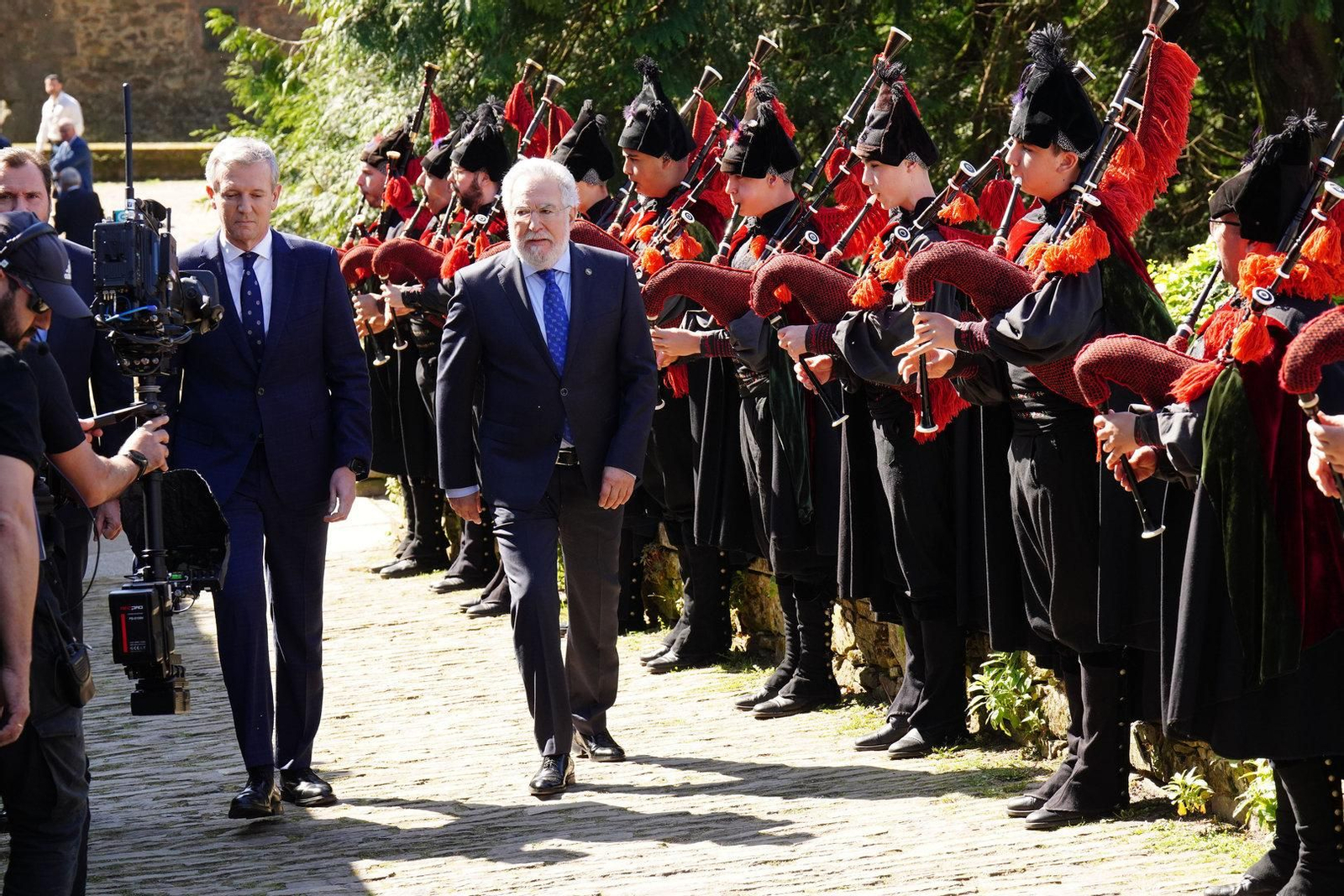 Alfonso Rueda llega al acto de toma de posesión junto al presidente del Parlamento de Galicia, Miguel Ángel Santalices.
