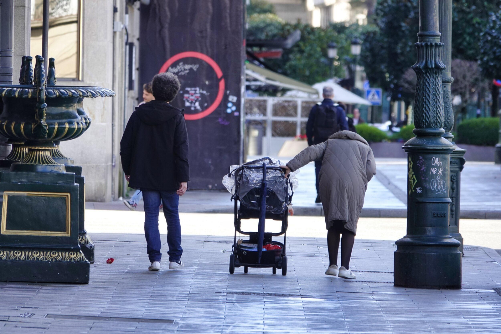 Una pareja con su hijo por Vigo, una imagen cada vez menos habitual.