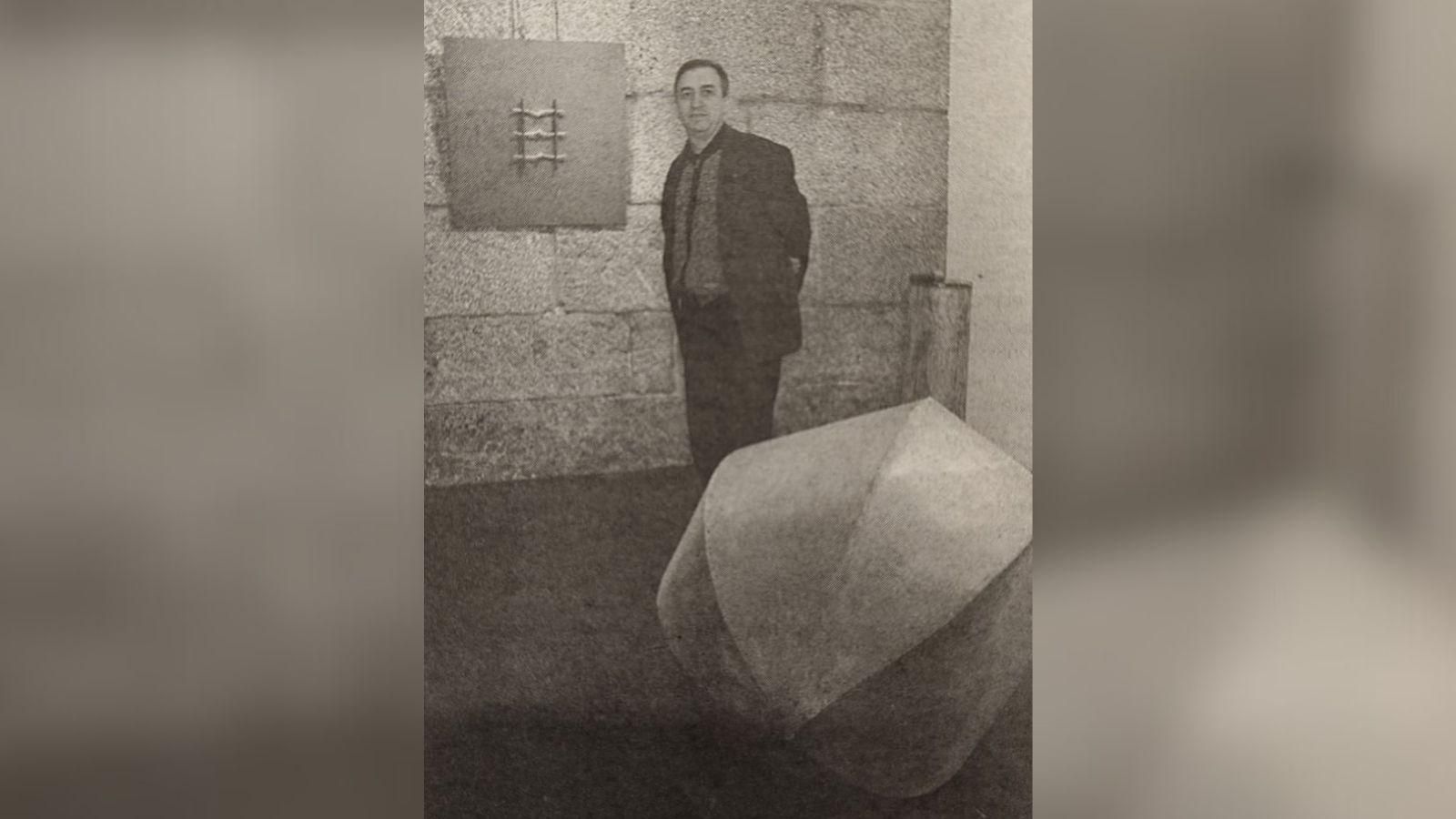 Ignacio Basallo ante una de sus esculturas.