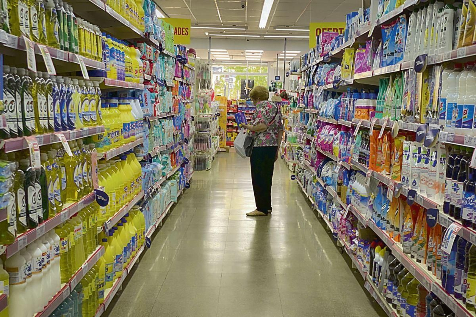 Una mujer busca un producto en un supermercado.