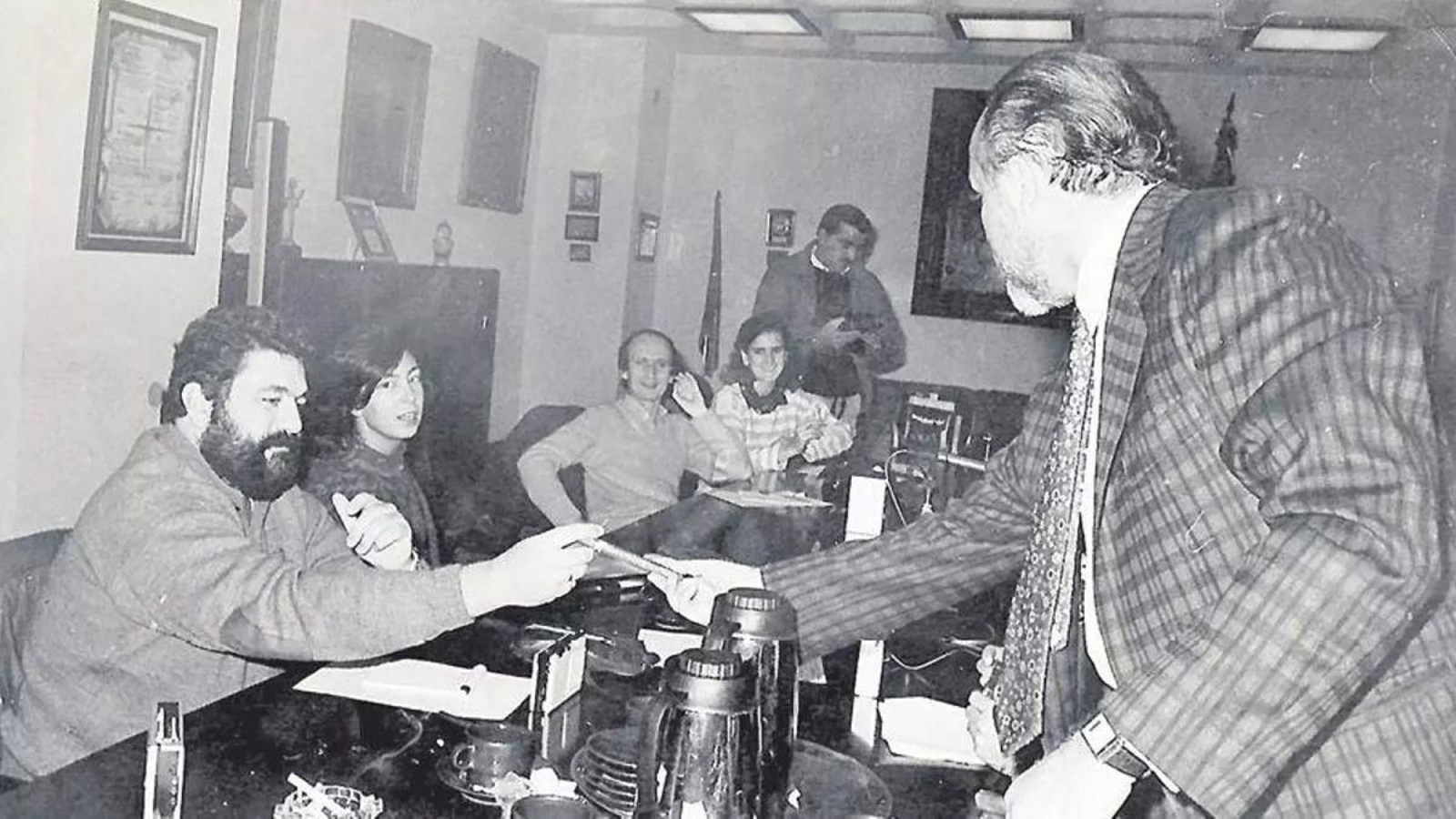 Soto repartiendo puros, luego de un viaje a Cuba.