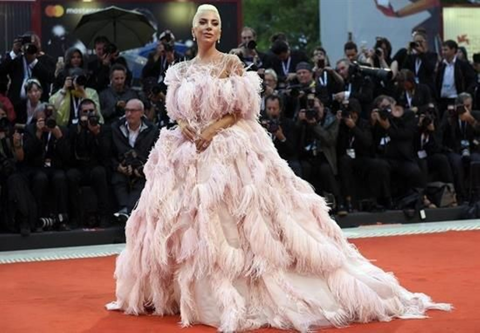 La artista Lady Gaga llega al estreno de la cinta "A star is born",  en la  75º edición del Festival Internacional de Cine de Venecia.