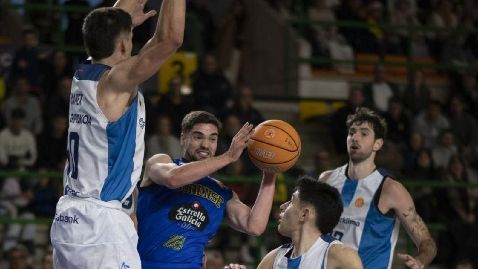 Lisboa trata de encontrar un pase rodeado de defensores.