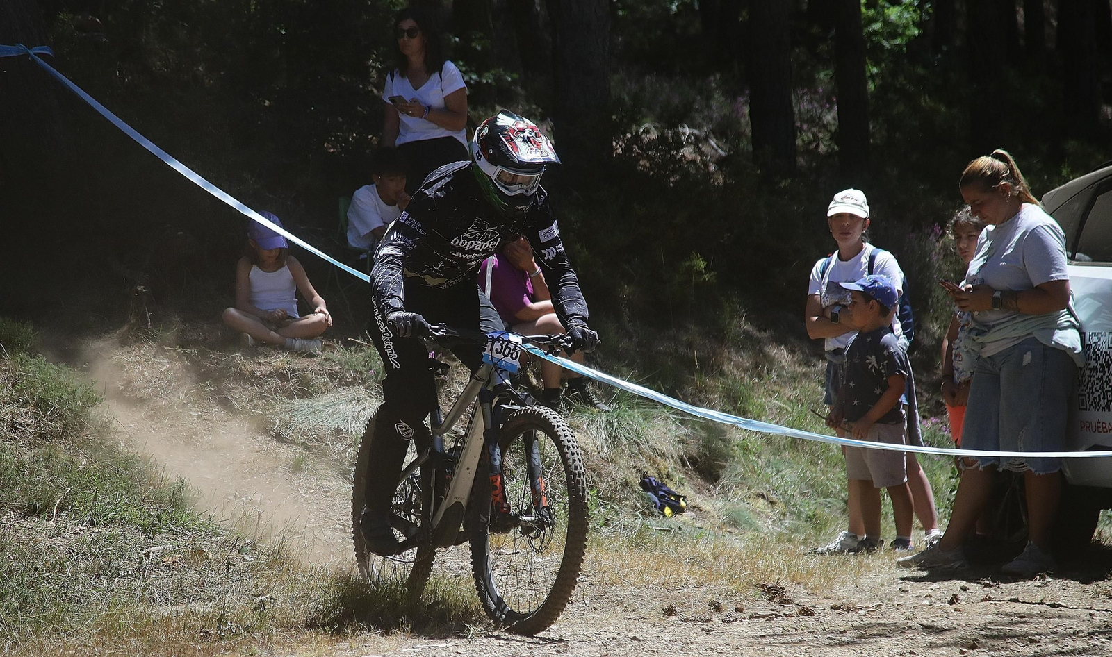El Autonómico de descenso de mountain bike, un éxito en Xunqueira