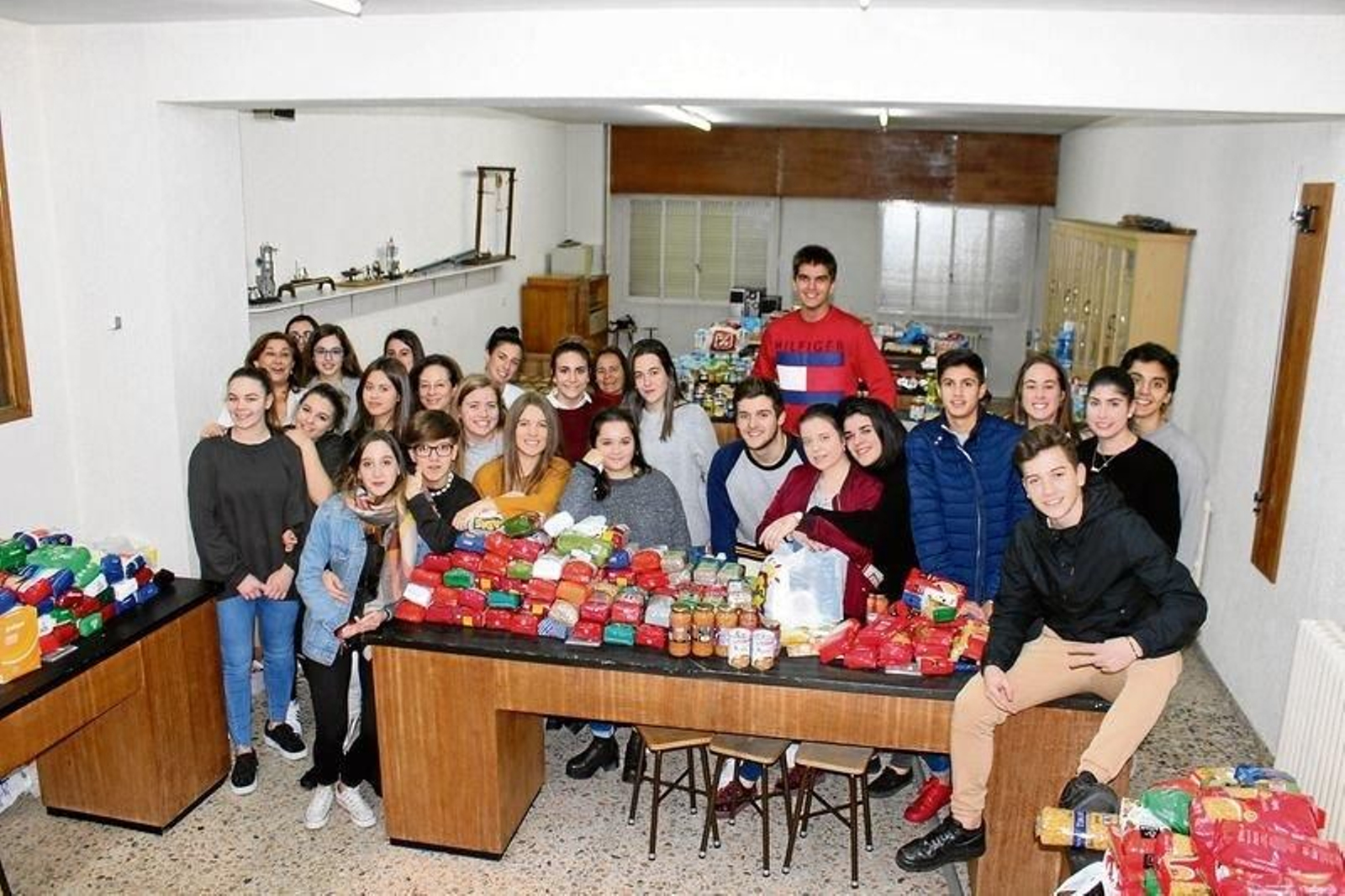 Los alumnos de Carmelitas, con algunas de las donaciones recibidas.