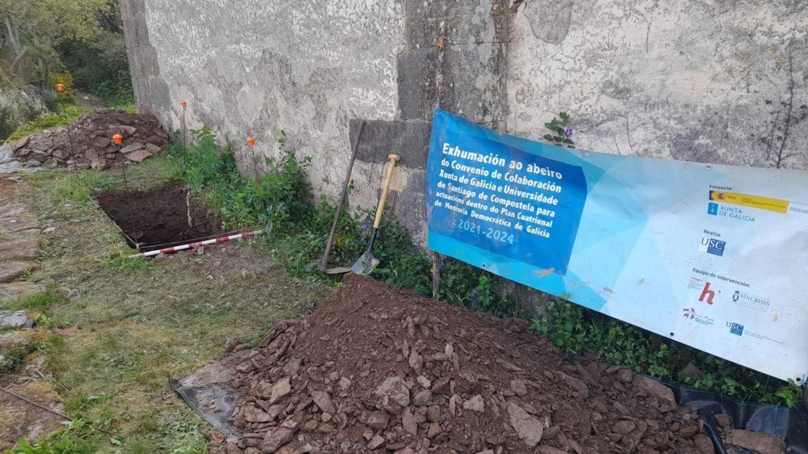 Trabajo de excavación llevado a cabo por el equipo de exhumación.