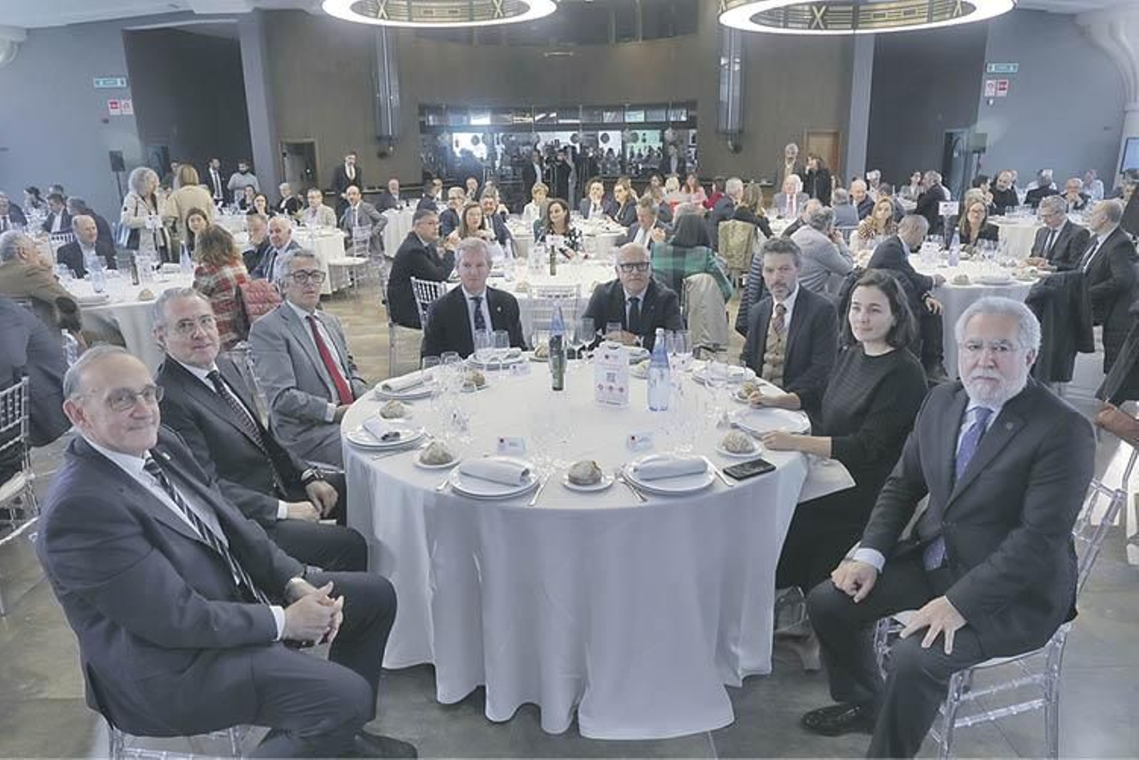 Manuel Baltar, en el centro a la derecha, presidente de la Deputación de Ourense, protagonizó el Foro; a su derecha, Alfonso Rueda, presidente de la Xunta de Galicia, junto a Óscar Outeiriño Vila, presidente editor de La Región. Les acompañan, de izquierda a derecha, Manuel Reigosa, rector de la Universidad de Vigo; José Luis Suárez, presidente de Copasa; Xosé Pastoriza, director de La Región; Adriana Domínguez, presidenta de Adolfo Domínguez, y Miguel Ángel Santalices, presidente del Parlamento de Galicia.
