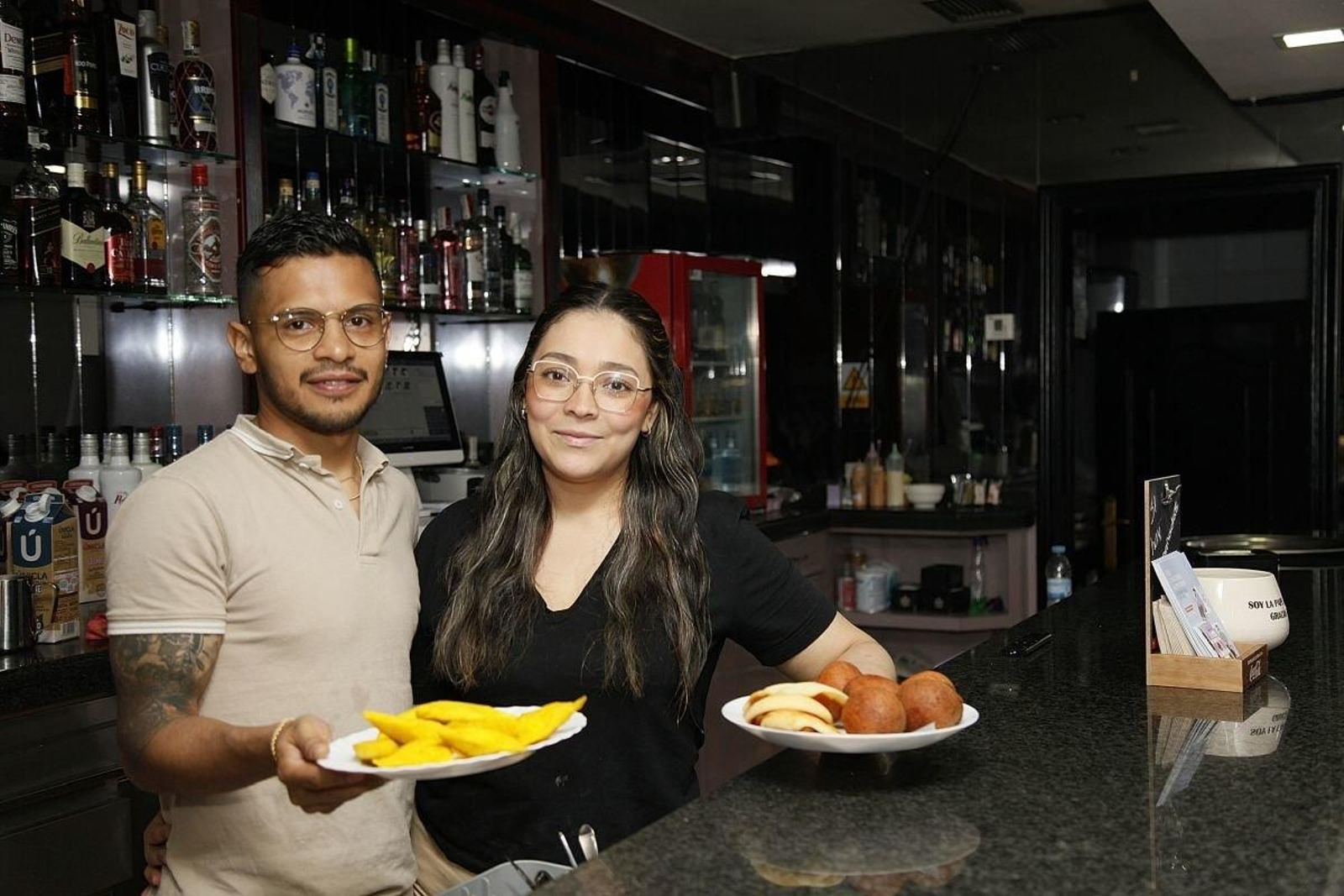 Steven y Estefanía en el Café Milanés con alguna de sus propuestas.