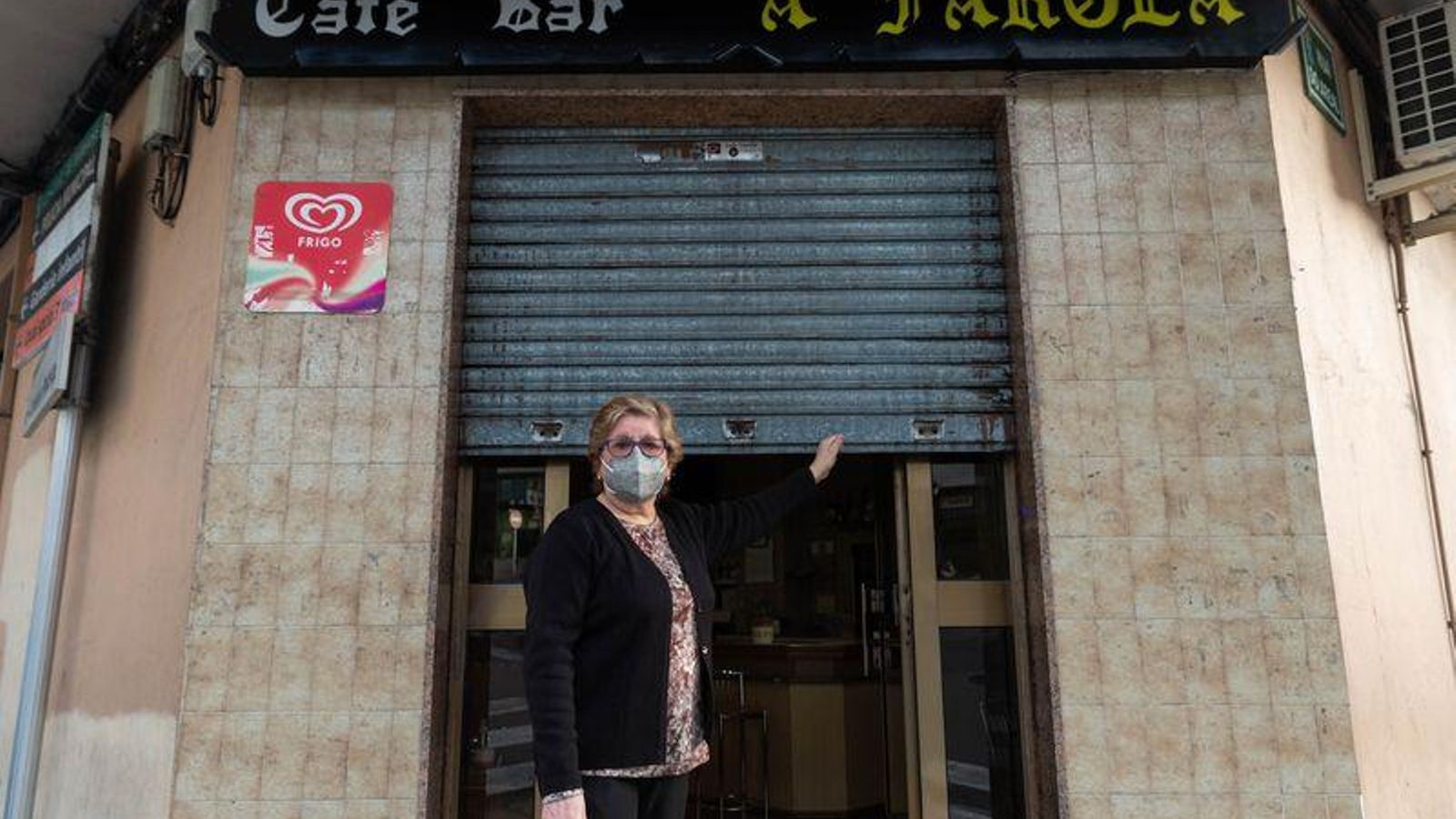 BARBADÁS (CAFÉ BAR LA FAROLA). 21/02/2021. OURENSE. Retrato de María Teresa Rodríguez, gerente del Bar La Farola que tras más de 40 años abierto, cierra sus puertas por jubilación y debido a la complicación de continuar el negocio con las restricciones derivadas de la pandemia de COVID-19. En la terraza de su domicilio, Teresa dedica una pancarta a sus clientes de toda la vida y a los que ya no están entre nosotros. FOTO: ÓSCAR PINAL 