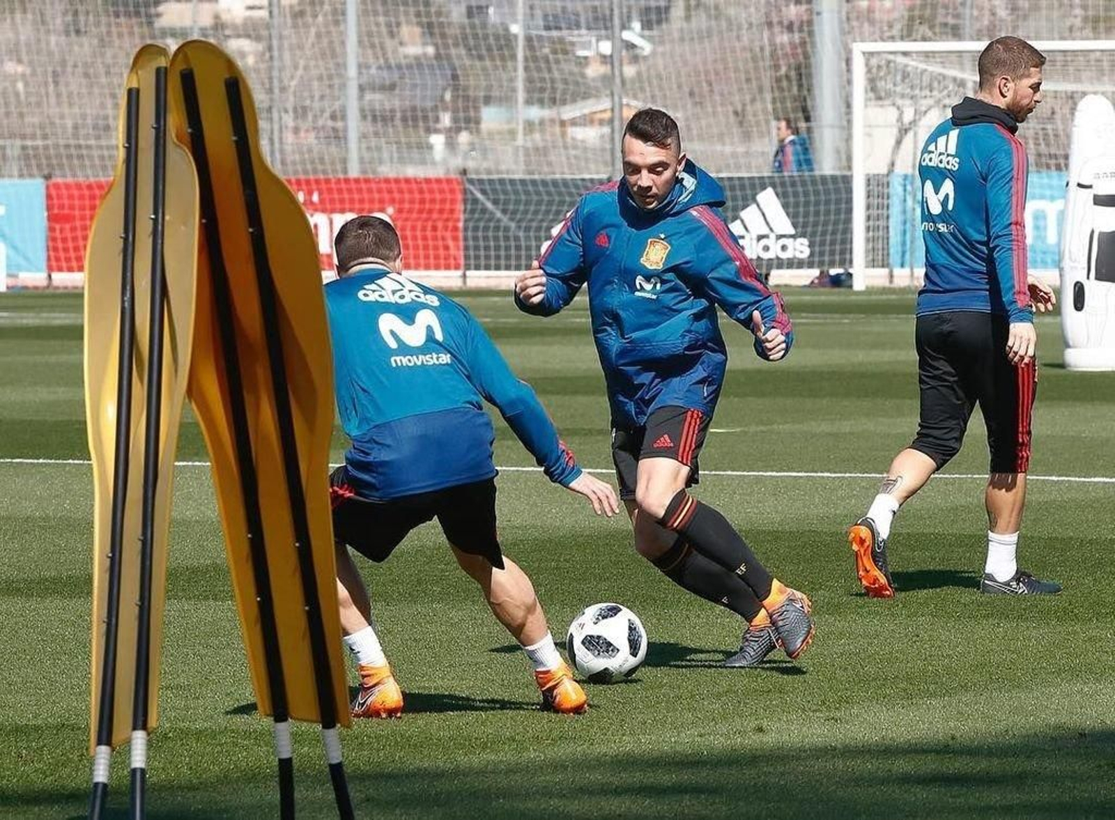 Iago Aspas conduce el balón durante el entrenamiento de ayer en la Ciudad del Fútbol de Las Rozas.