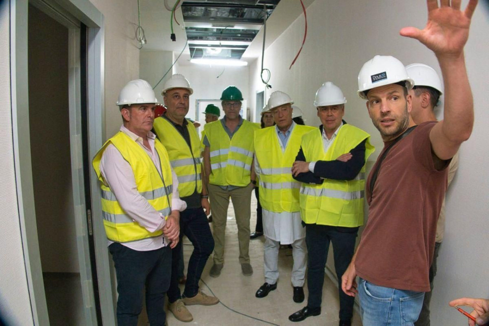 El conselleiro, ayer en su visita al futuro hospital de día junto a Javier Puente, gerente del área sanitaria de Vigo