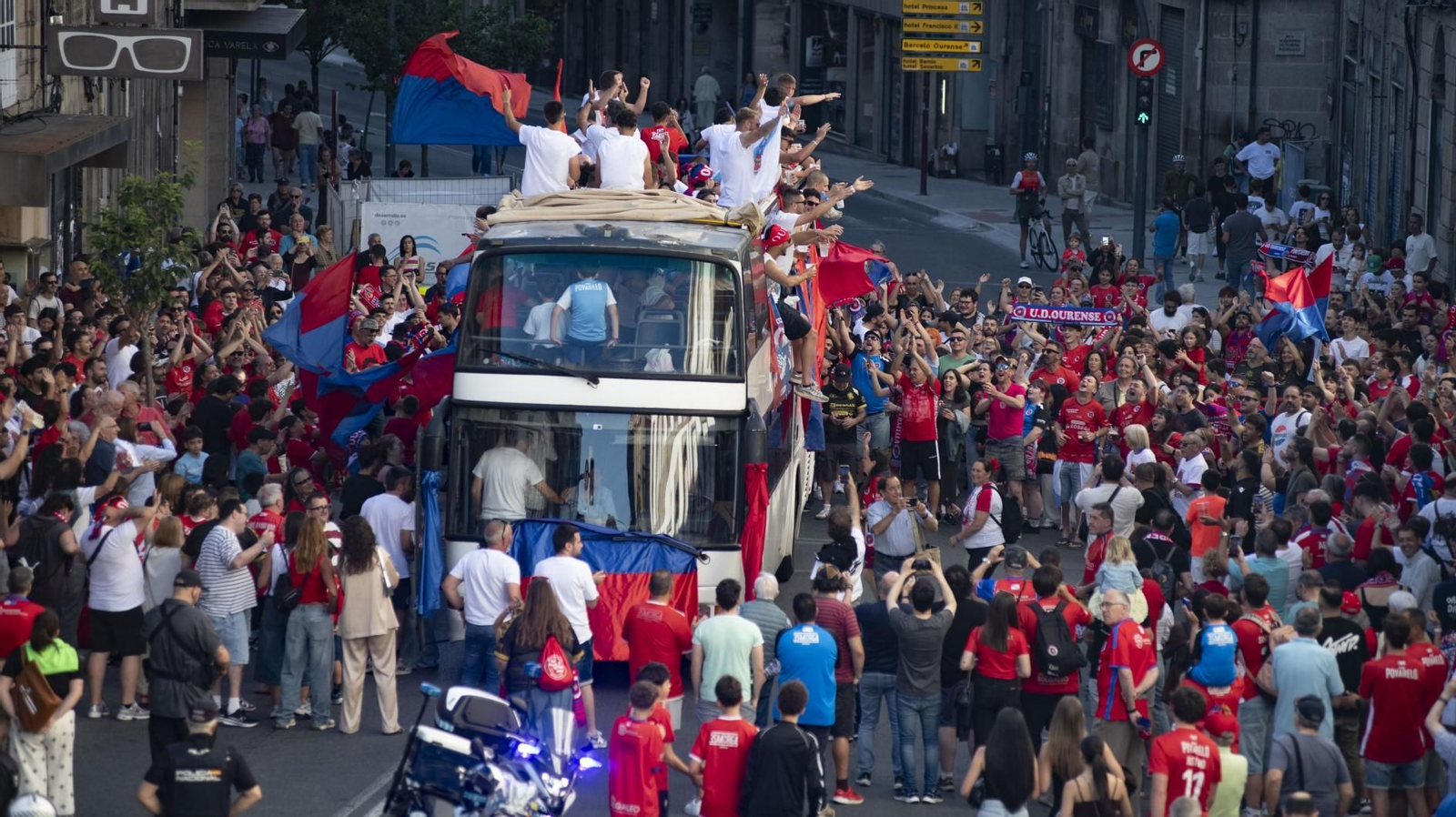 Galería | La aplaudida acogida de los unionistas a la UD Ourense contrasta con la pitada a Jácome en la Plaza Mayor, en fotos