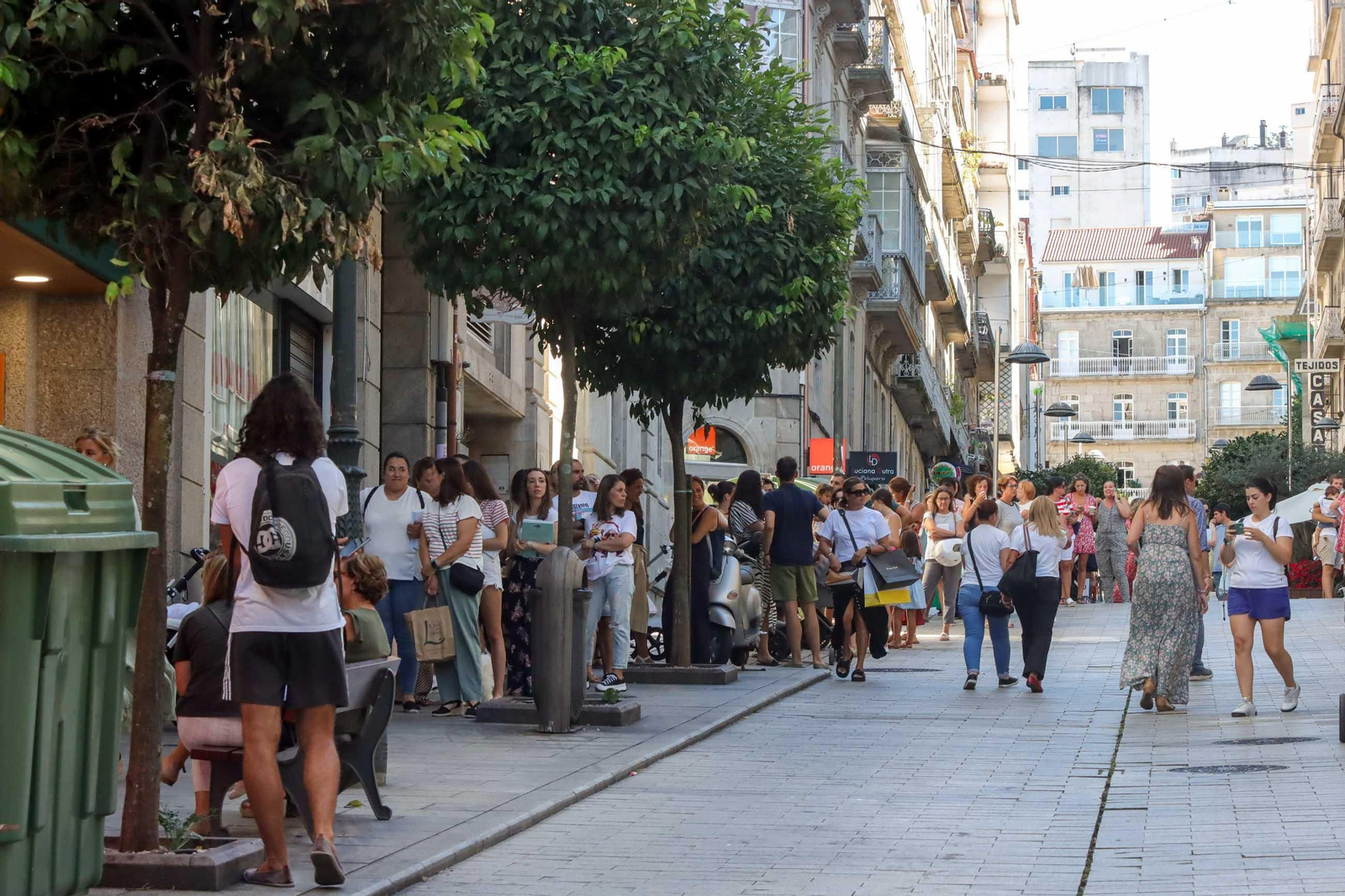 Firma de libros de Lucia Galan en la Casa del Libro. Foto J. Santome