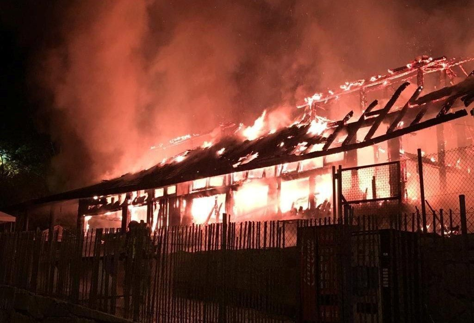 Las llamas se propagaron en un corto espacio de tiempo por todo el balneario.