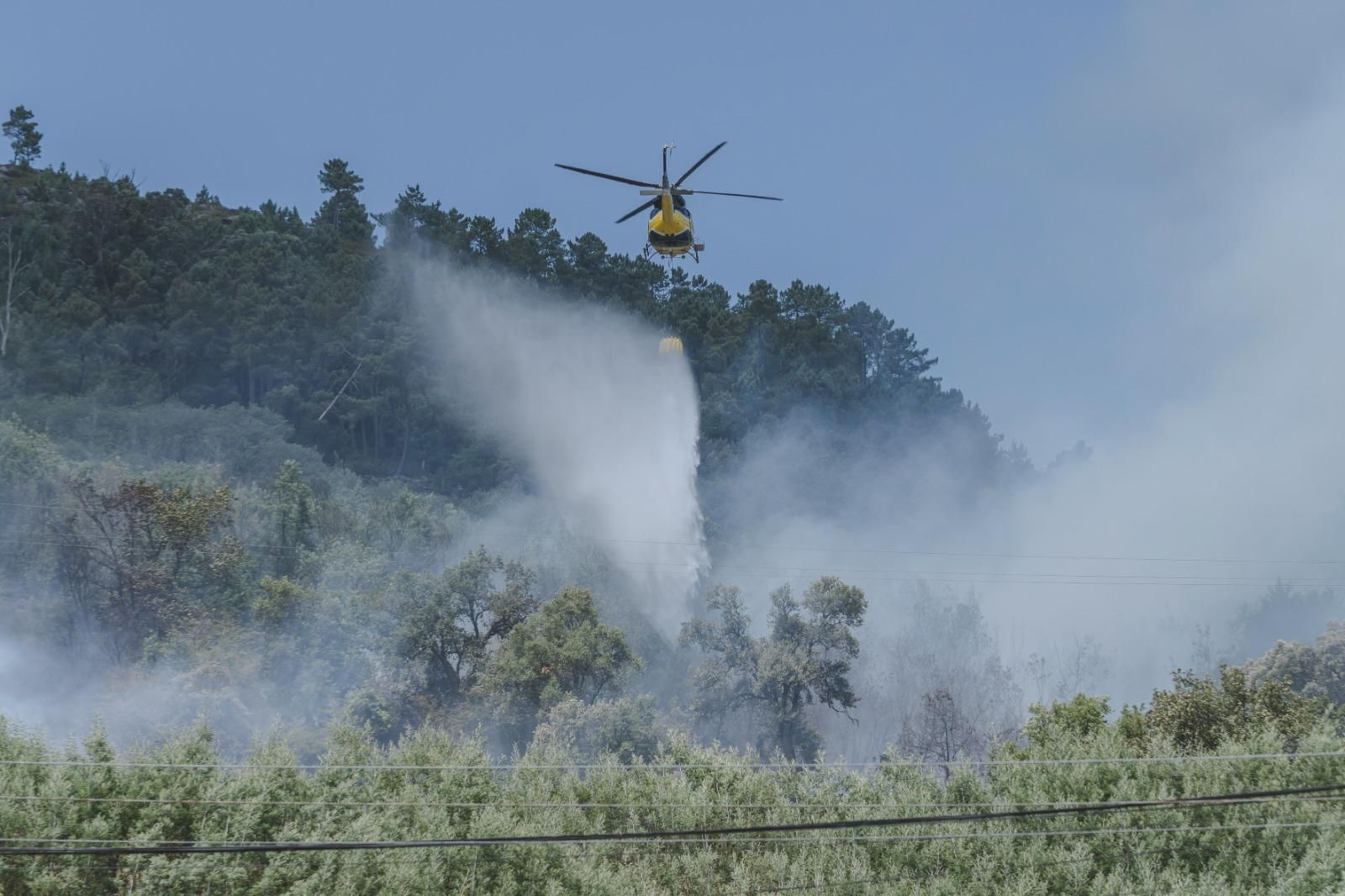 Galería | El incendio forestal de Untes llena la ciudad de Ourense de humo, en fotos