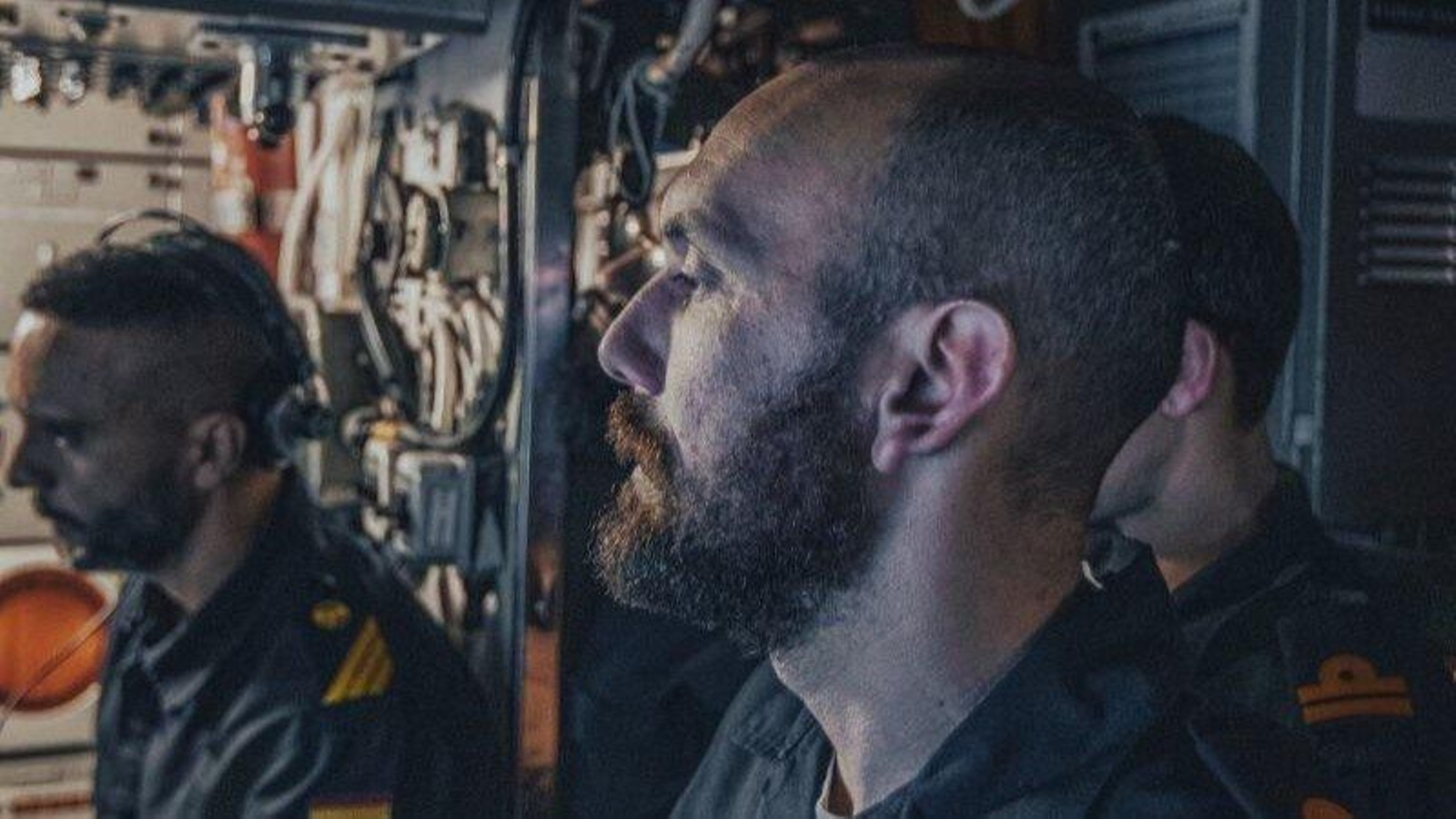 Piñero, en primer plano, a bordo de un submarino.
