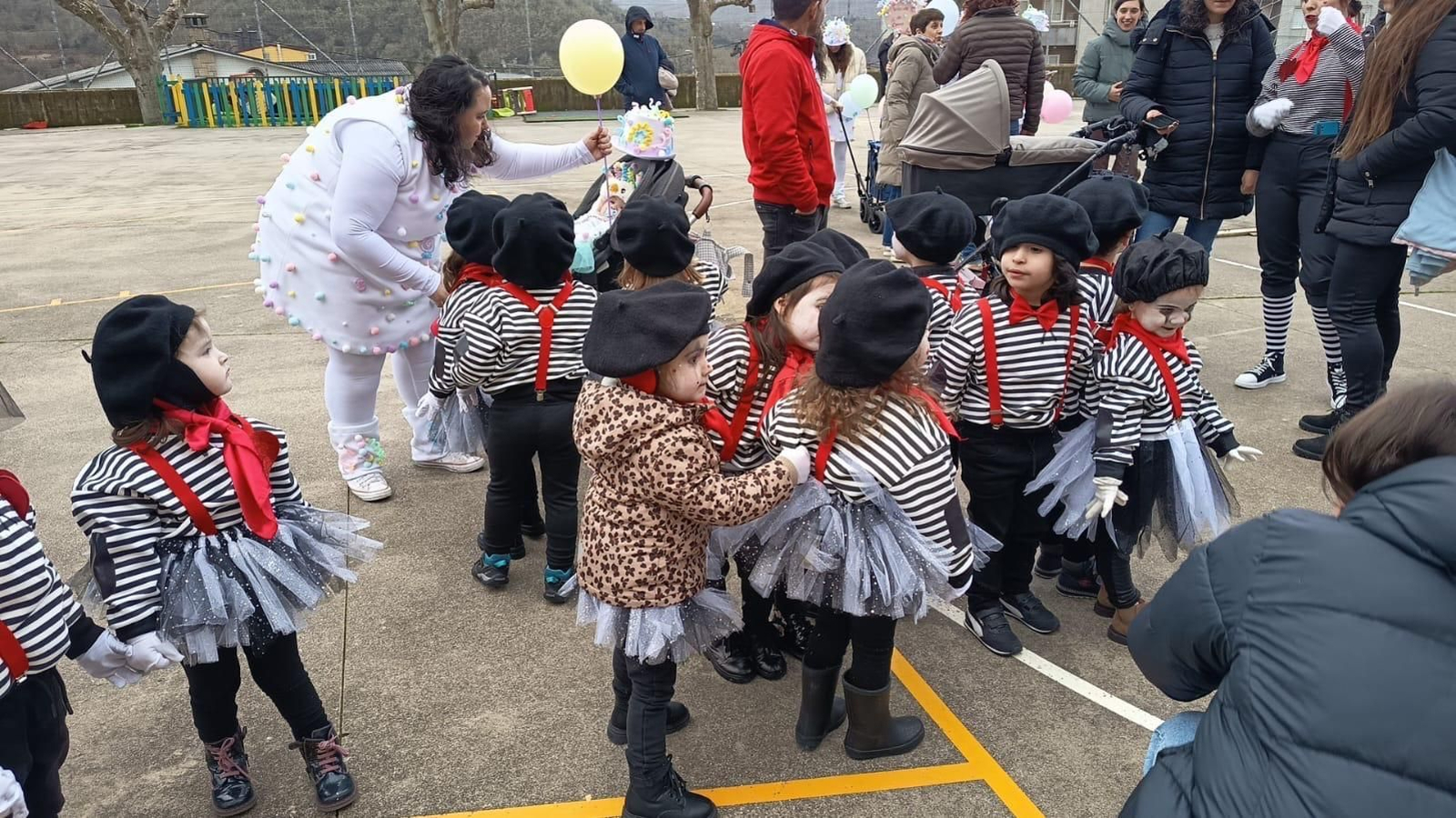 Galería | Los niños llenan de color las calles de Viana do Bolo por el Día de Comadres y Compadres