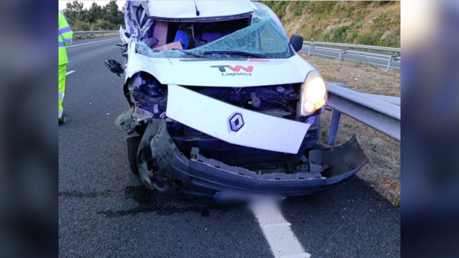 El estado de la furgoneta tras la colisión en Barbadás