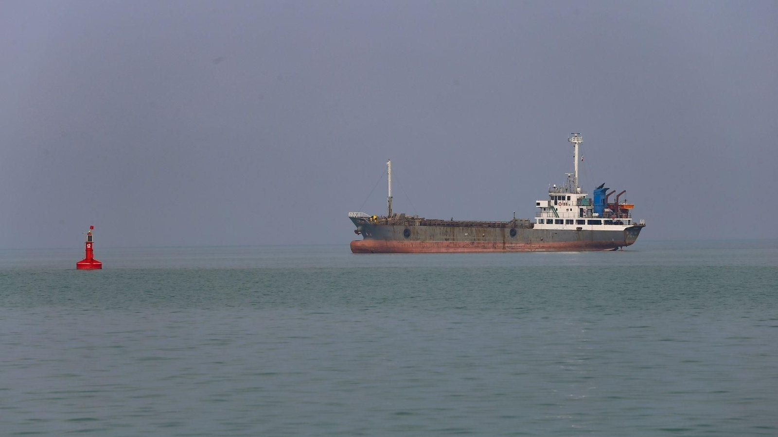 Un barco en el estrecho de Ormuz.