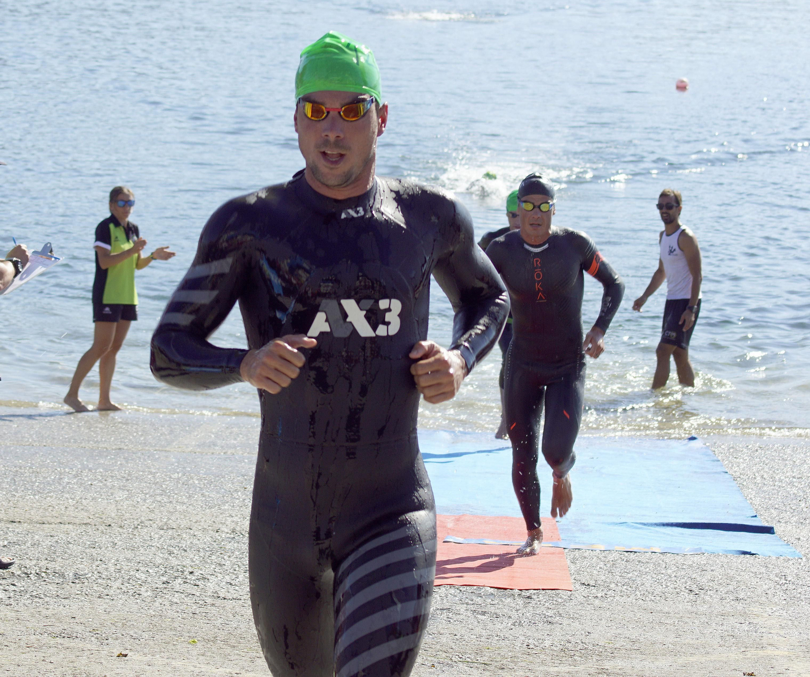 Víctor Benages y Javier Gómez Noya protagonizaron un apretado sprint que ganó el castellonense.