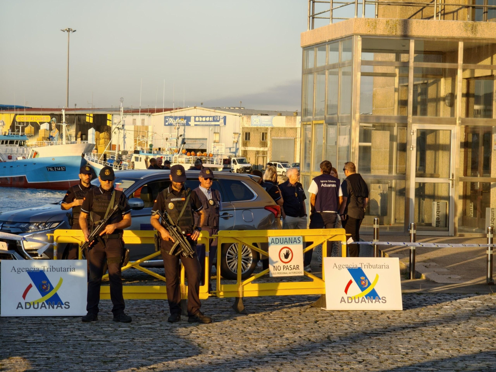 La zona a la que llegará el 'Petrel' este lunes con la droga permanece precintada y vigilada.