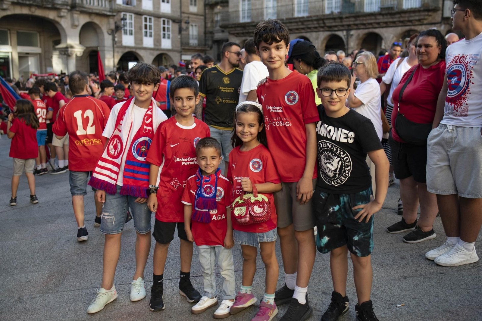 Galería | La aplaudida acogida de los unionistas a la UD Ourense contrasta con la pitada a Jácome en la Plaza Mayor, en fotos