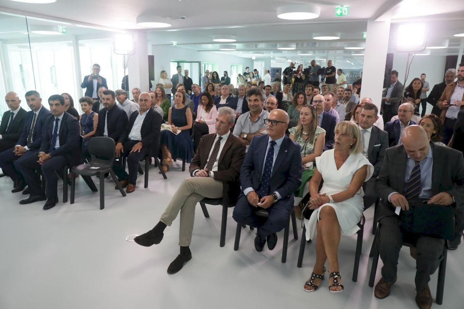 Representantes de instituciones, empresas y docentes de toda Galicia, ayer en el centro.