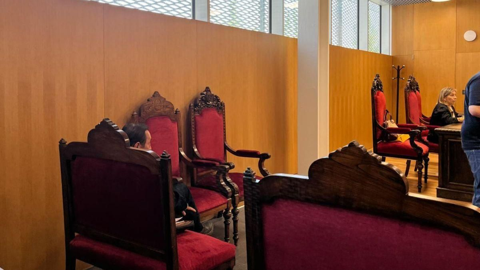 El acusado, siguiendo la intervención del juicio.