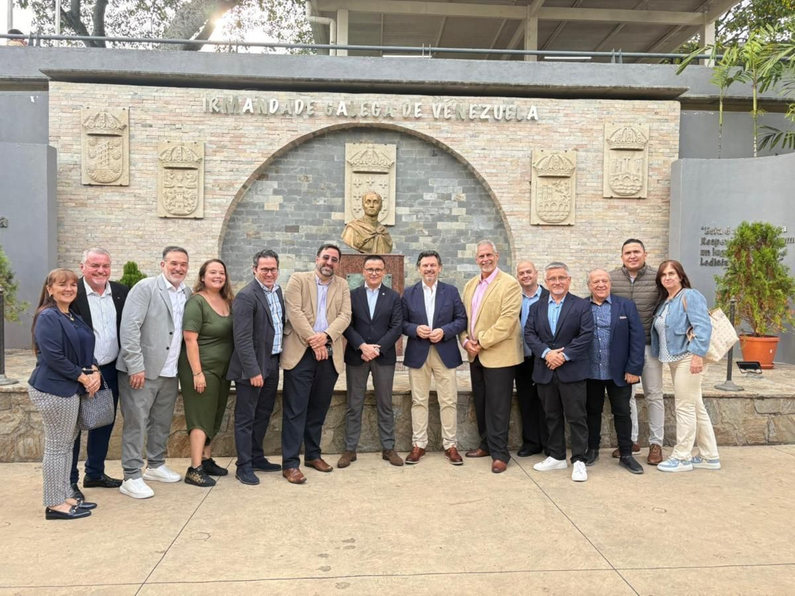 José González y Rodríguez Miranda con representantes de la colectividad gallega en Venezuela