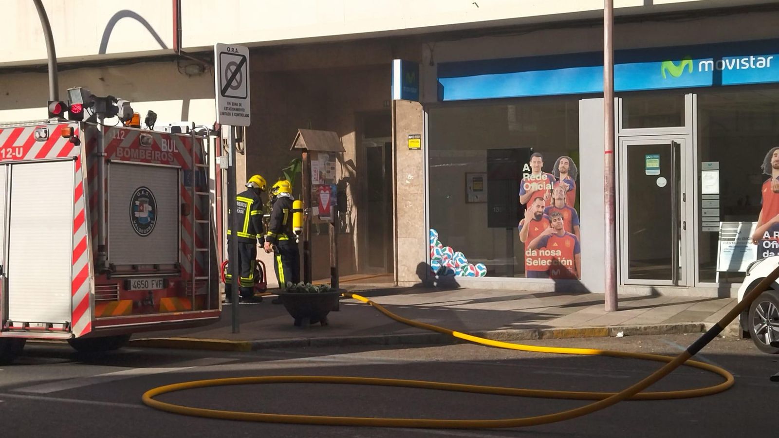 Los bomberos trabajando en la zona.
