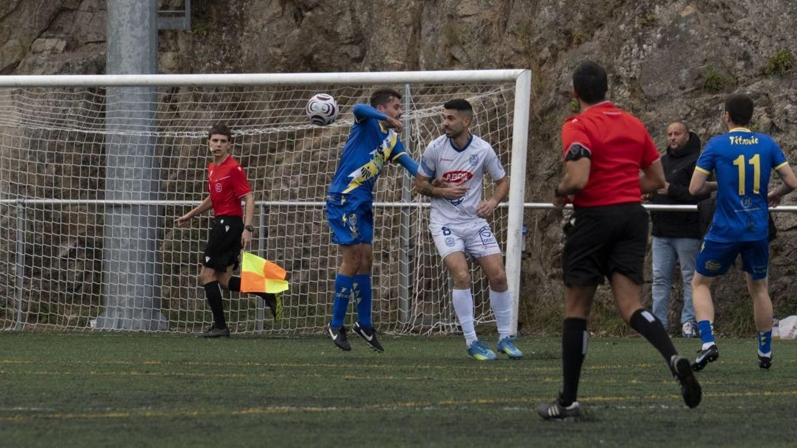 El rayista Mauro disputa un balón con Brais, del Velle.
