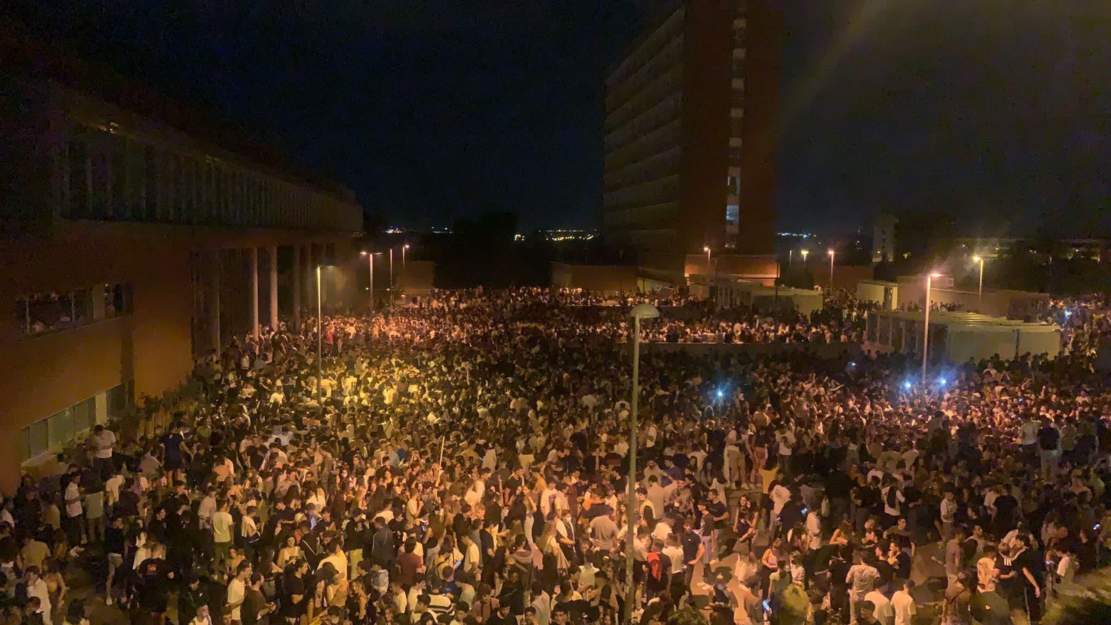 Imagen del botellón en Ciudad Universitaria. // Foto: @_Juanhp_