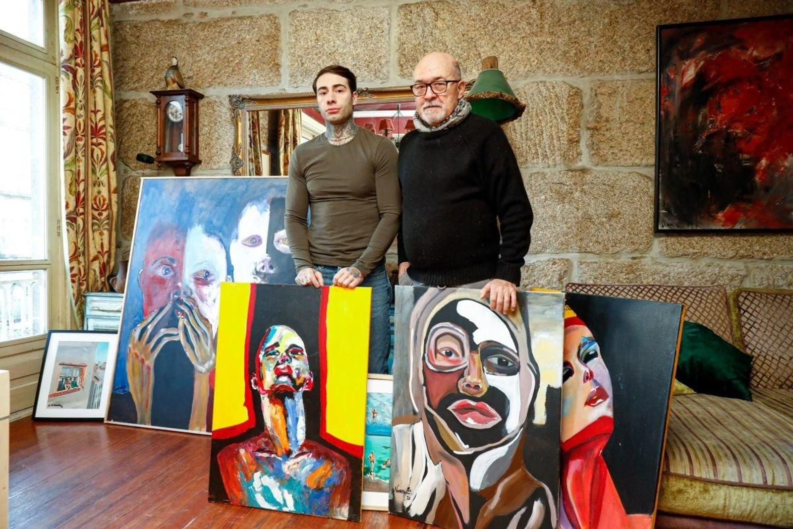 Antón y su padre, el artista José Antonio Navas,  quieren recuperar unas 300 obras que estaban en la casa.