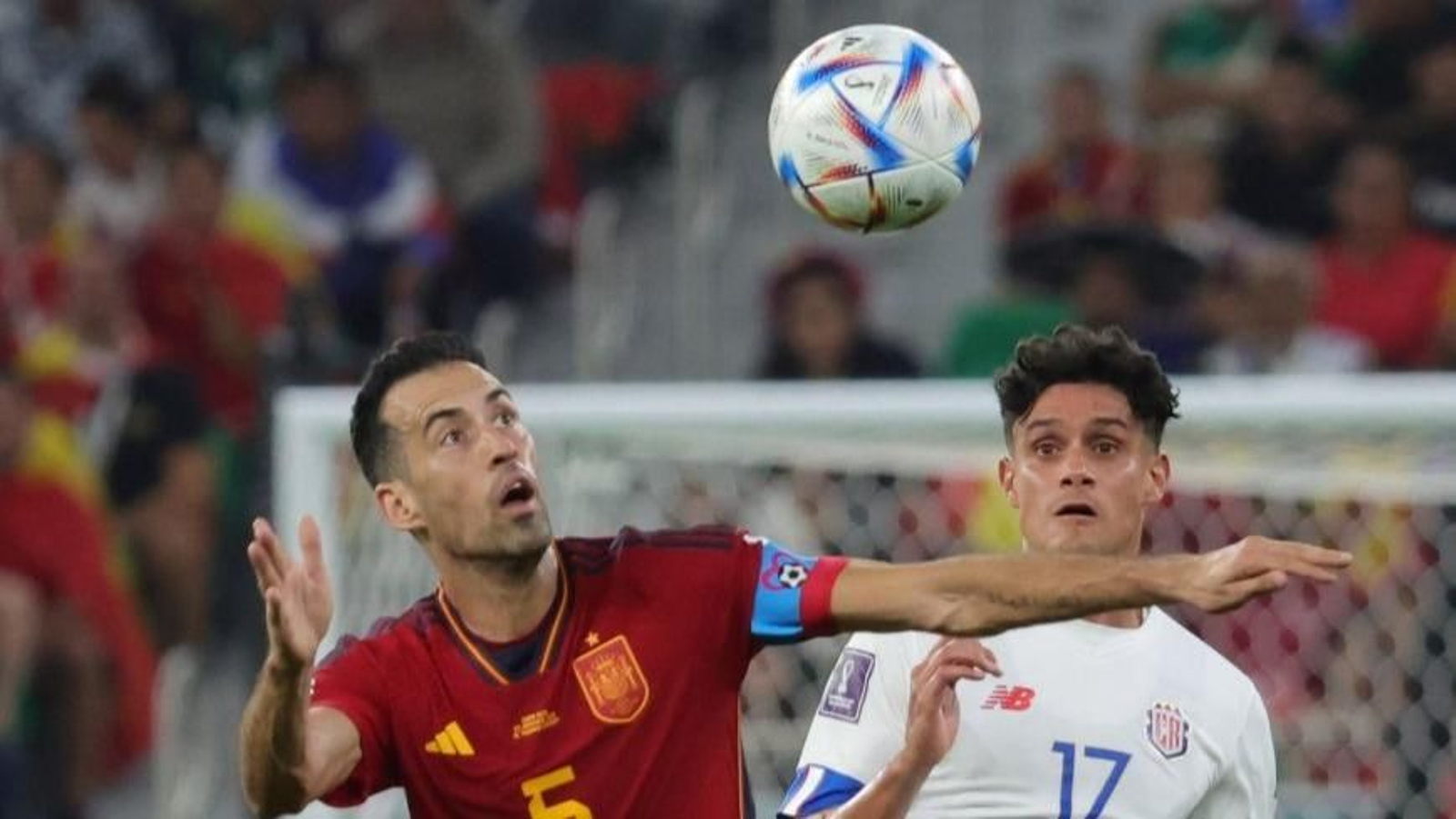 Busquets se dispone a golpear el balón de cabeza ante la presión de Tejeda.