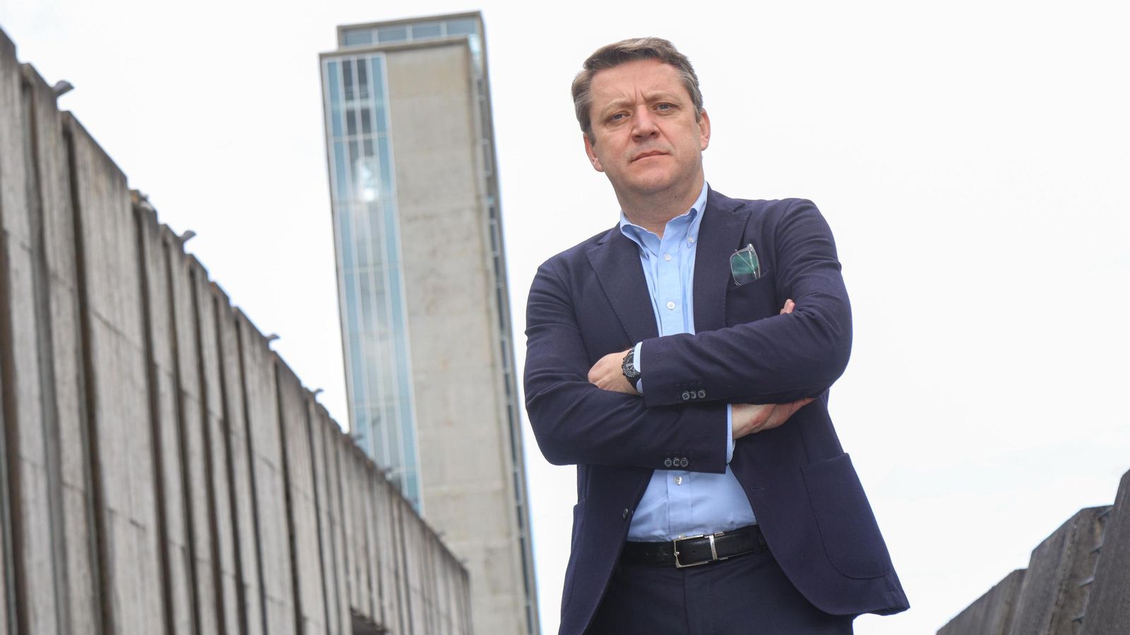 Carlos González, director de Ascensores Enor, en la planta de Vigo.