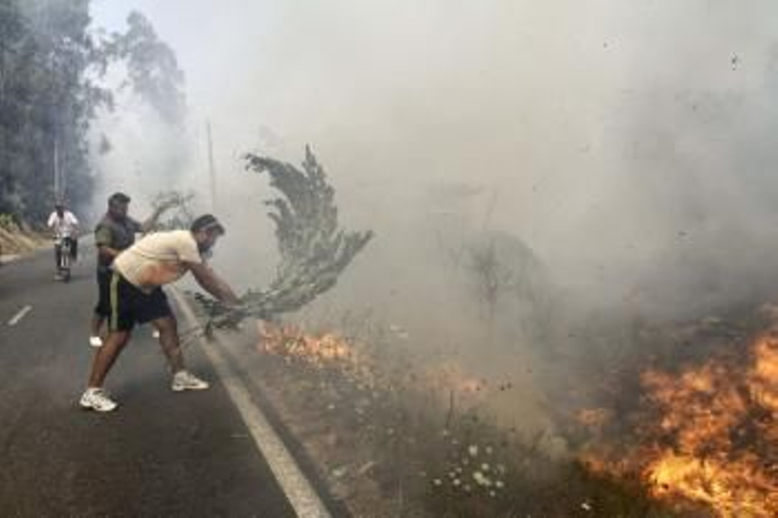 Los vecinos ayudaron en las labores de extinción del fuego. (Foto: Salvador Sas)