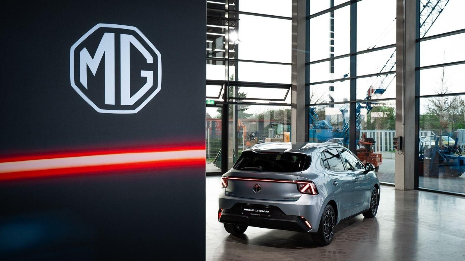 El logo y un automóvil de la firma china MG.