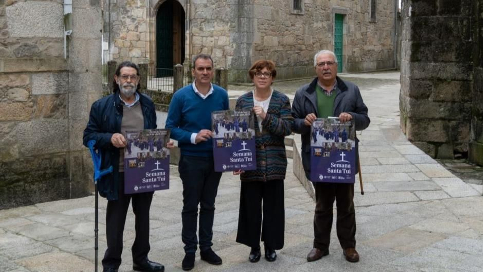 El alcalde y la concejal de Cultura, ayer en la presentación con los organizadores de la Semana Santa.