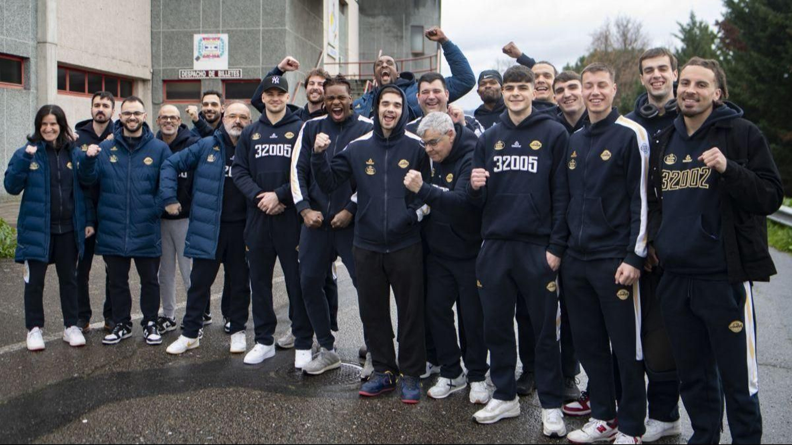 La expedición del COB, en los exteriores del Pazo Paco Paz, antes de poner rumbo hacia Palencia para disputar la Final Four de la Copa España.