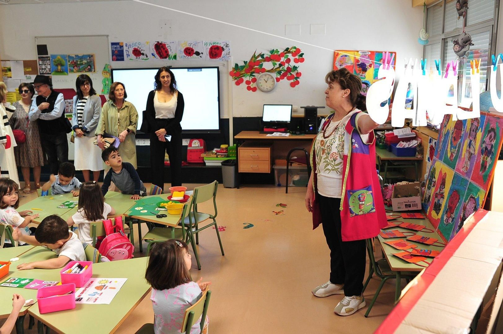 Una de las profesoras exponiendo el arte de los pequeños alumnos