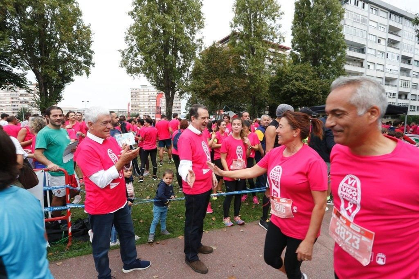 El color rosa abarrotó la Avenida de Castelao - JV Landín 052