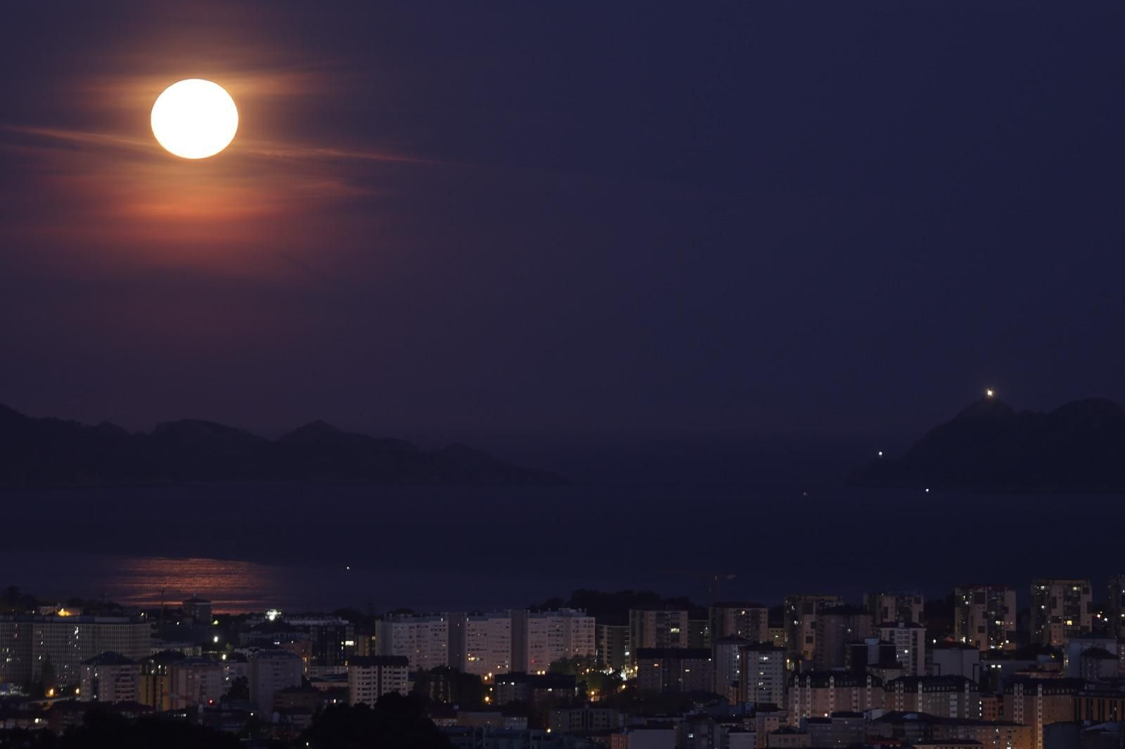 Galería | La luna rosa ilumina Vigo en la noche del despegue de Artemis II