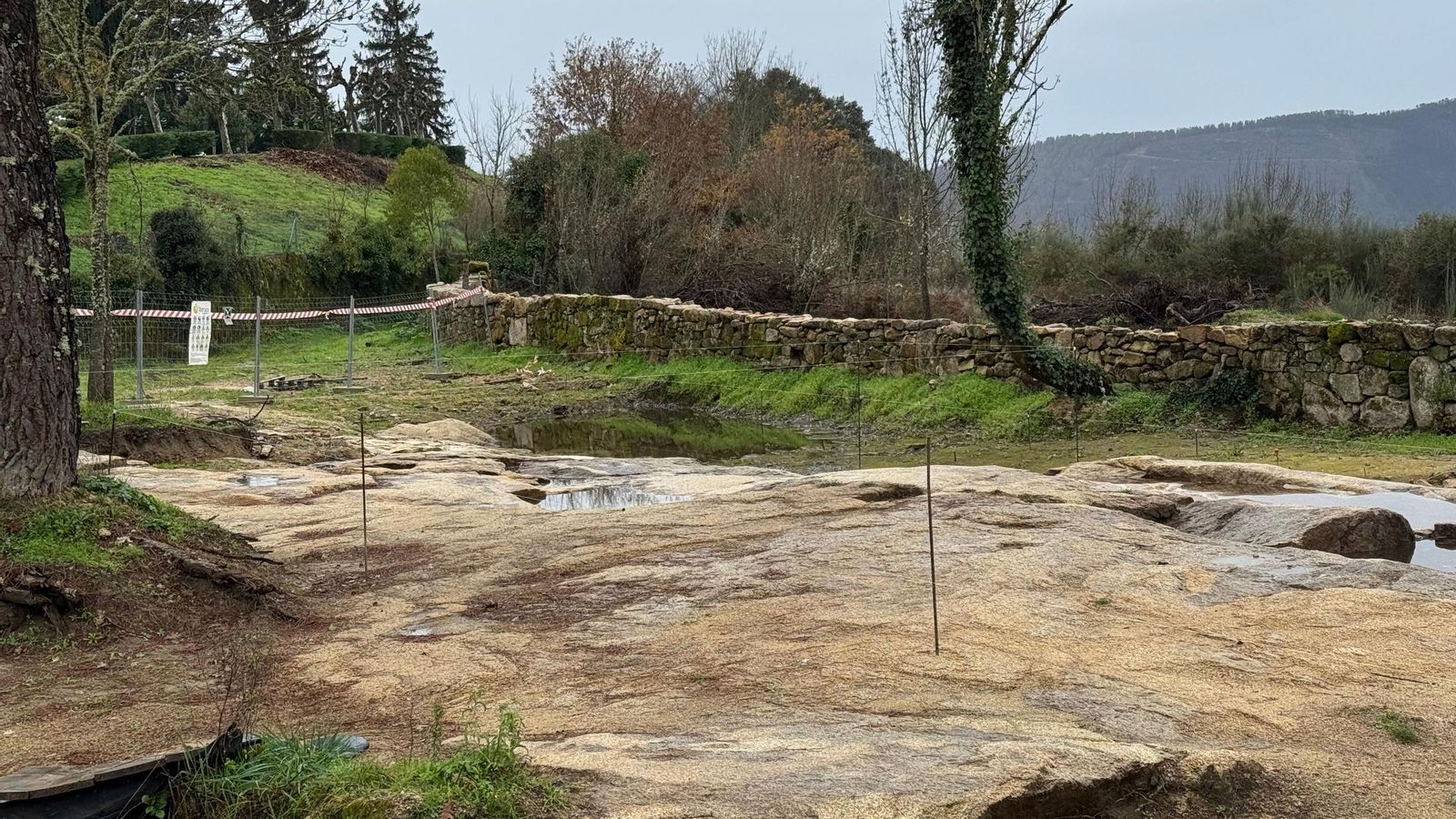 El lagar rupestre hallado en el exterior.