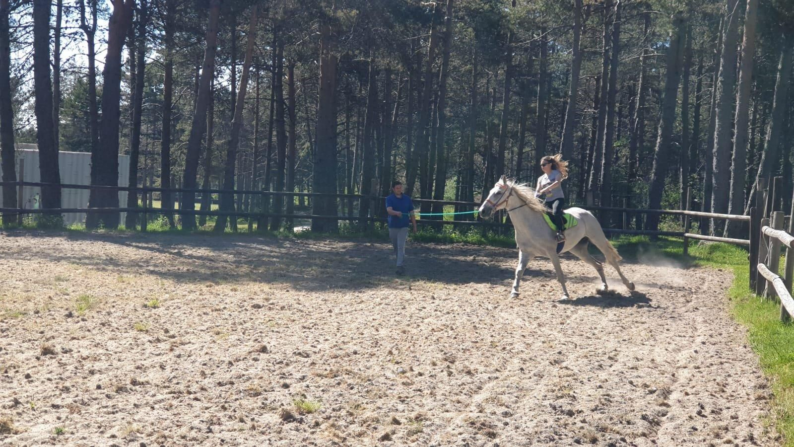 Una joven monta a caballo en Manzaneda. // R.M.